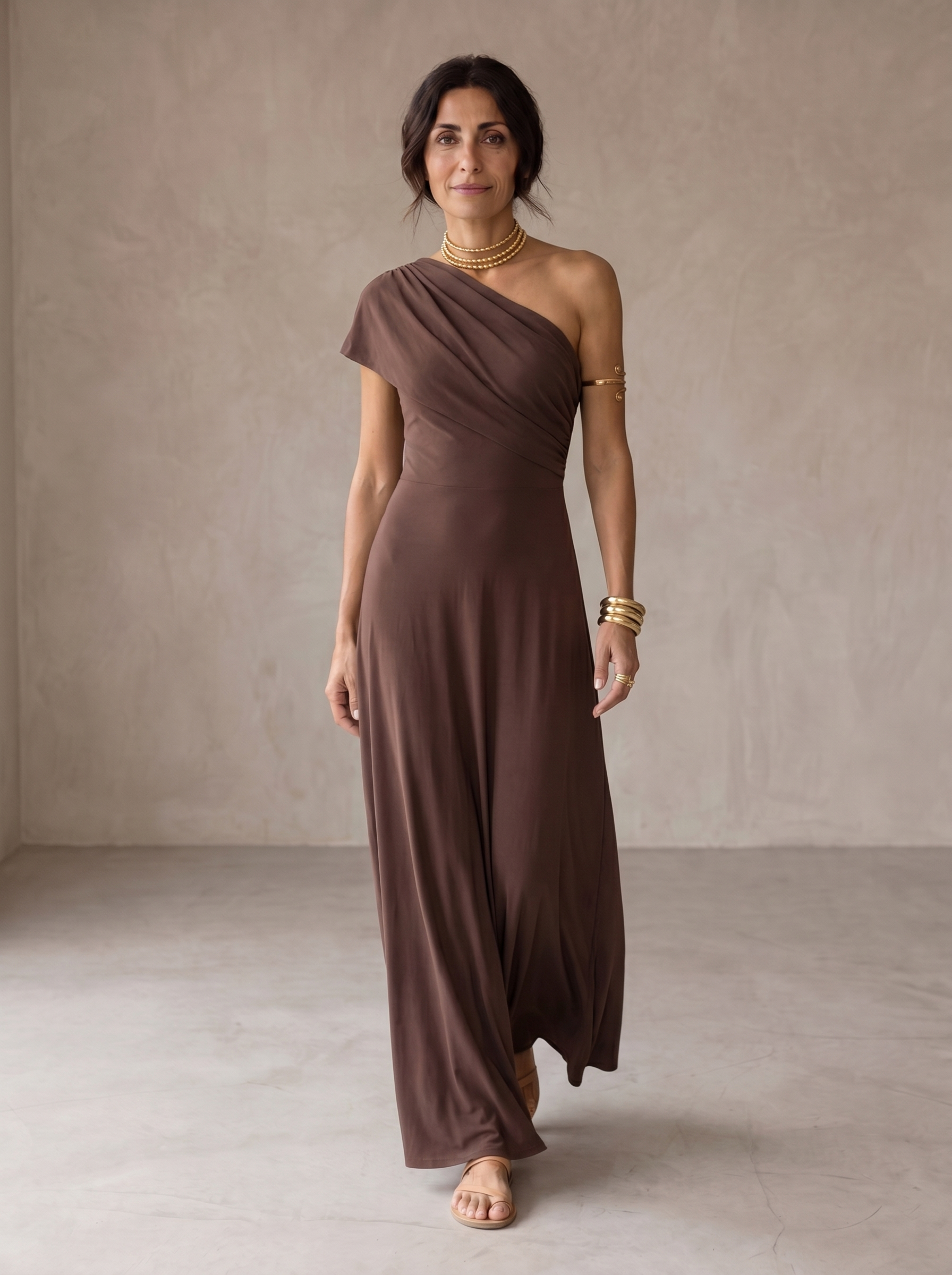 Vestito lungo monospalla drappeggiato marrone scuro