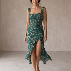 Abito lungo verde con fiori, spalline con volant, scollo quadrato e spacco laterale