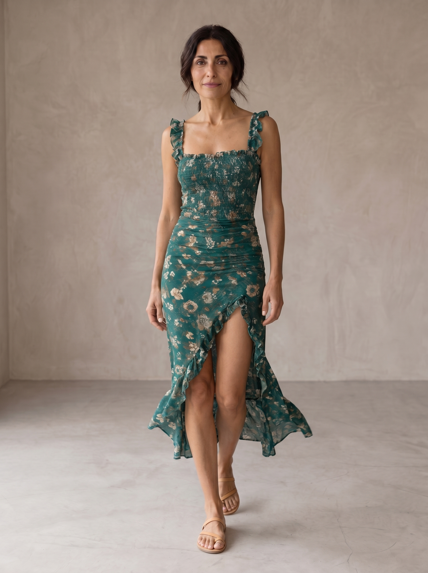 Abito lungo verde con fiori, spalline con volant, scollo quadrato e spacco laterale