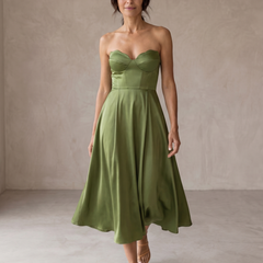 Abito midi elegante verde, scollo a cuore bustier e gonna ampia svasata