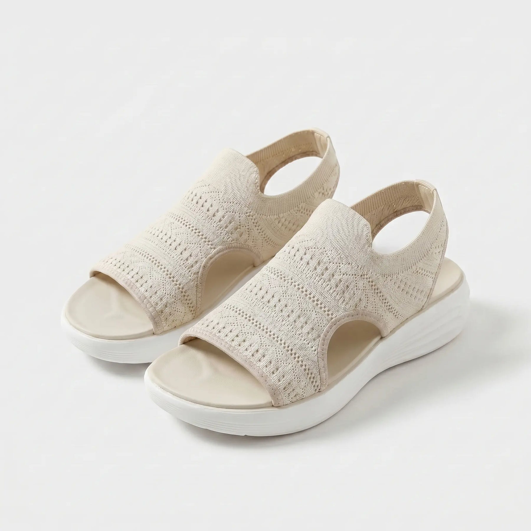 Sandali comfort beige chiaro con tomaia in maglia traforata e suola bianca