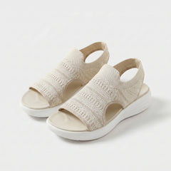 Sandali ortopedici slip-on comodi beige in maglia traforata con suola bianca
