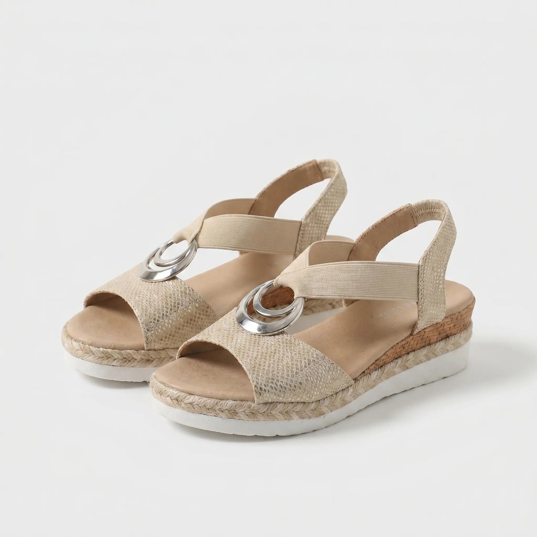 Sandali ortopedici beige con fibbie metalliche e zeppa in corda