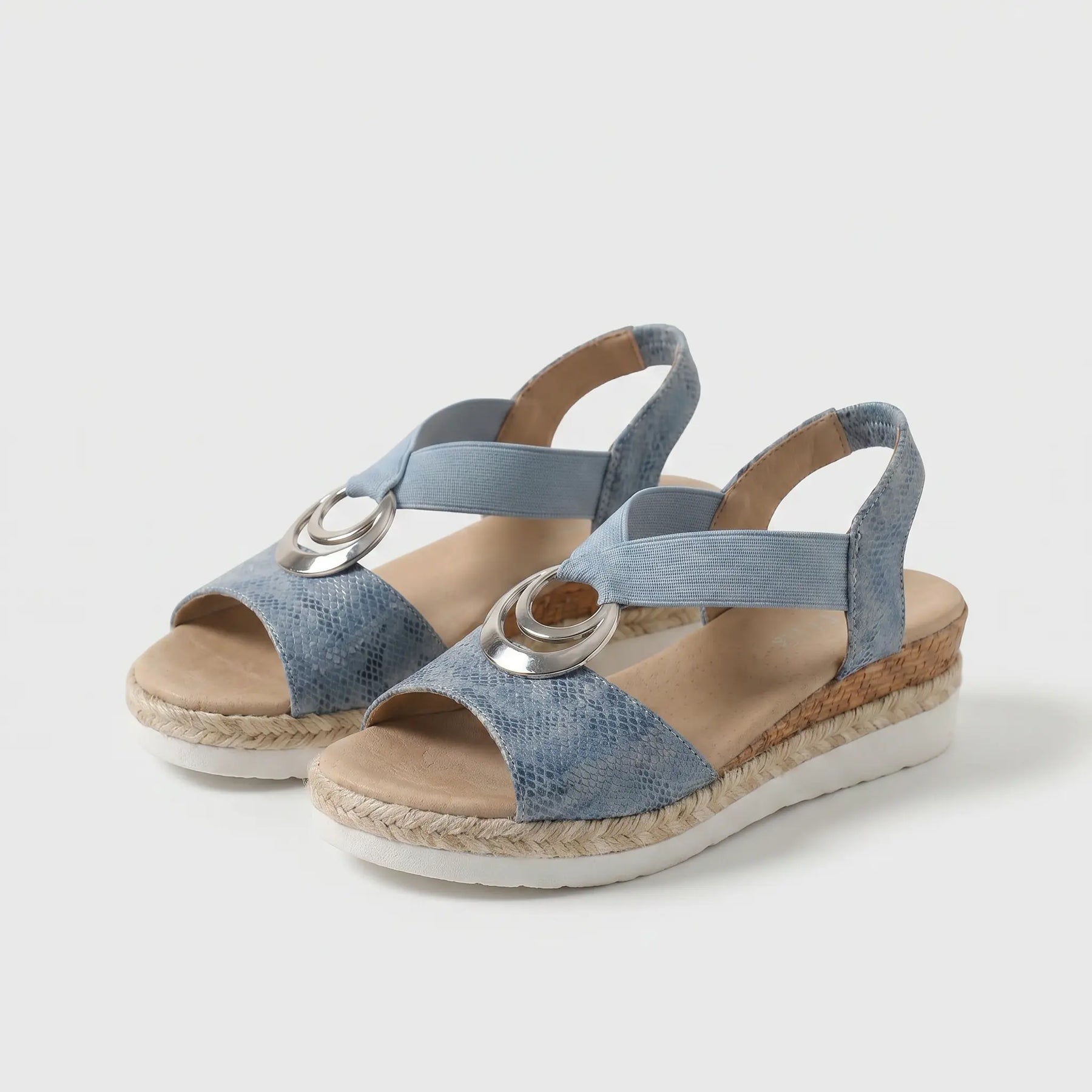 Sandali ortopedici blu con fibbie metalliche e zeppa in corda
