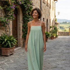 Abito lungo verde menta a righe sottili, spalline sottili e balza elastica in vita.