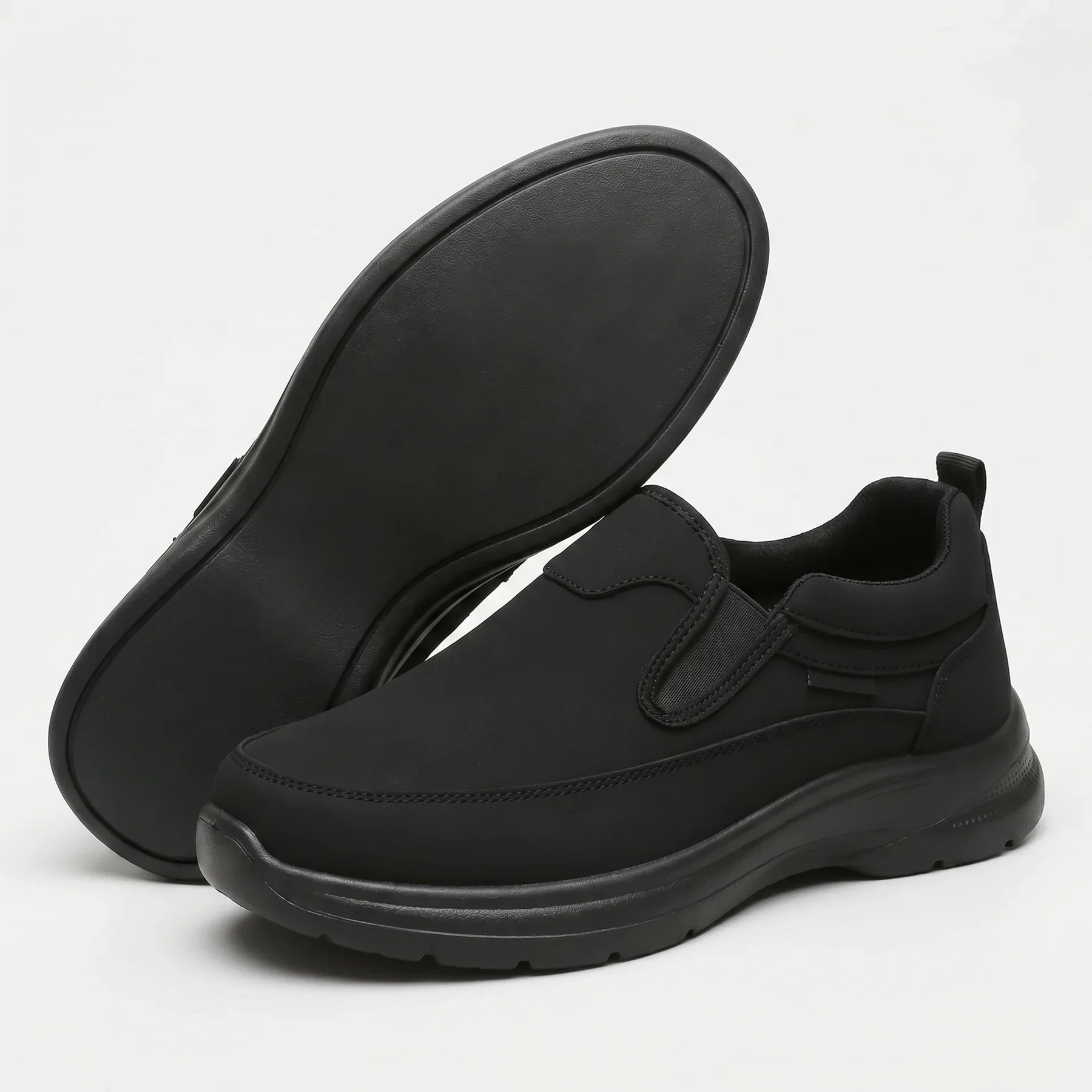 Scarpa ortopedica casual nera con profilo slip-on e suola spessa