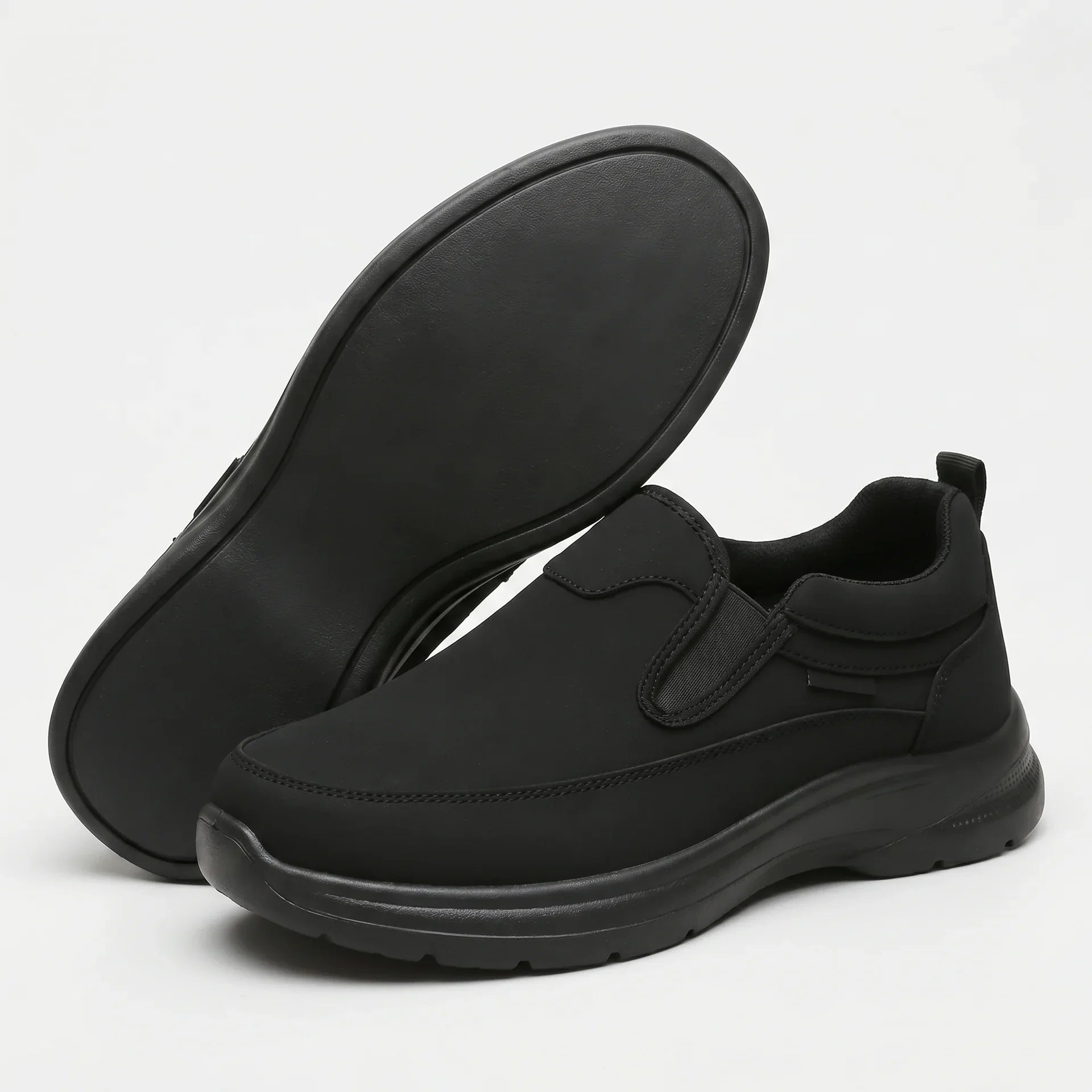 Scarpa ortopedica casual nera con profilo slip-on e suola spessa