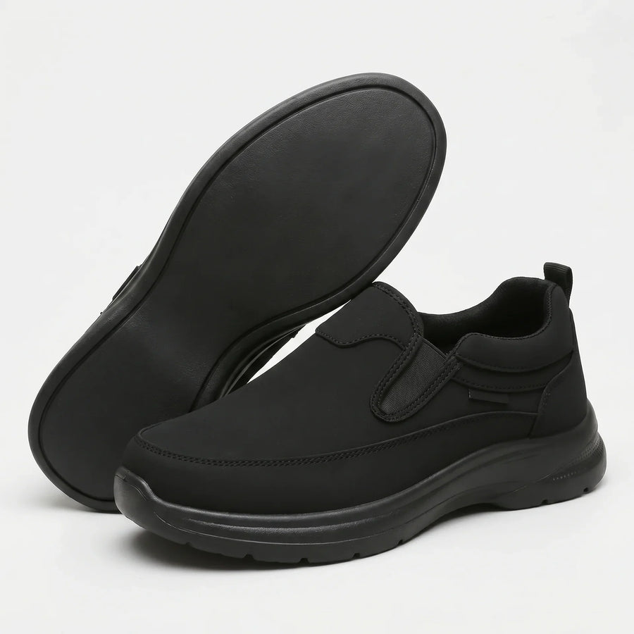 Scarpa ortopedica casual nera con profilo slip-on e suola spessa