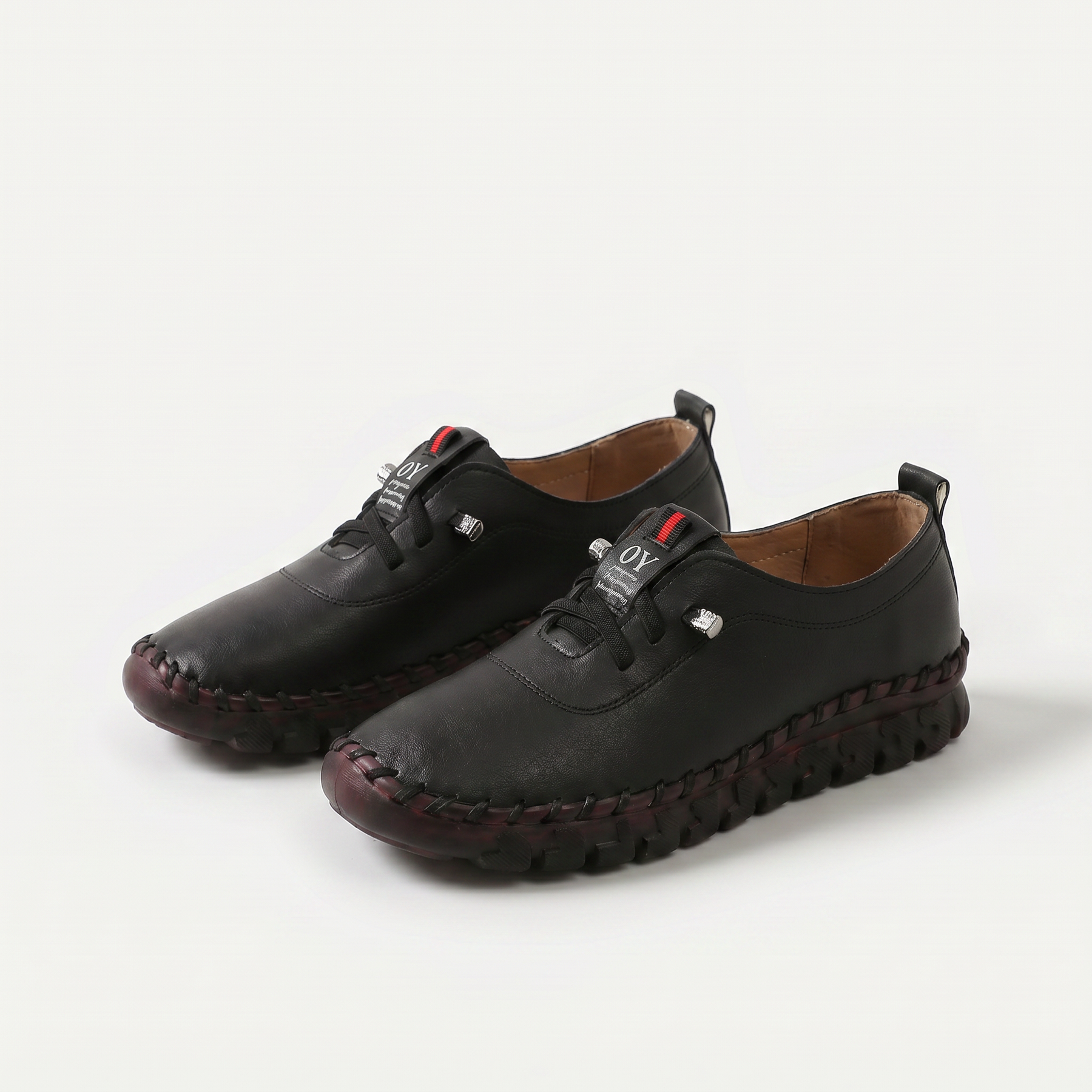 Scarpe casual nere, tomaia in similpelle, lacci e suola antiscivolo marrone