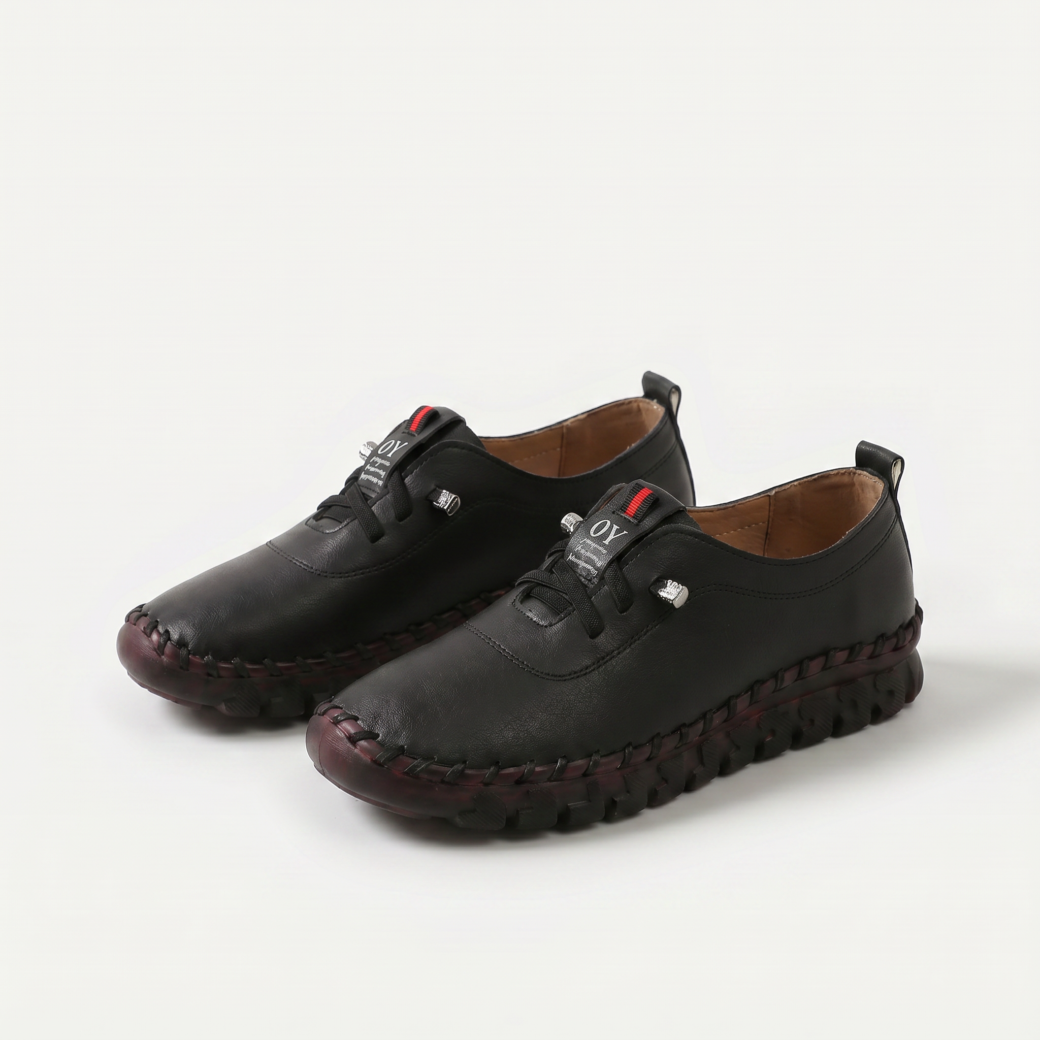 Scarpe casual nere, tomaia in similpelle, lacci e suola antiscivolo marrone