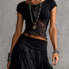 Completo nero con top in pizzo e gonna maxi a balze