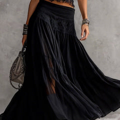 Gonna maxi nera a balze con inserti in pizzo, abbinata a top nero