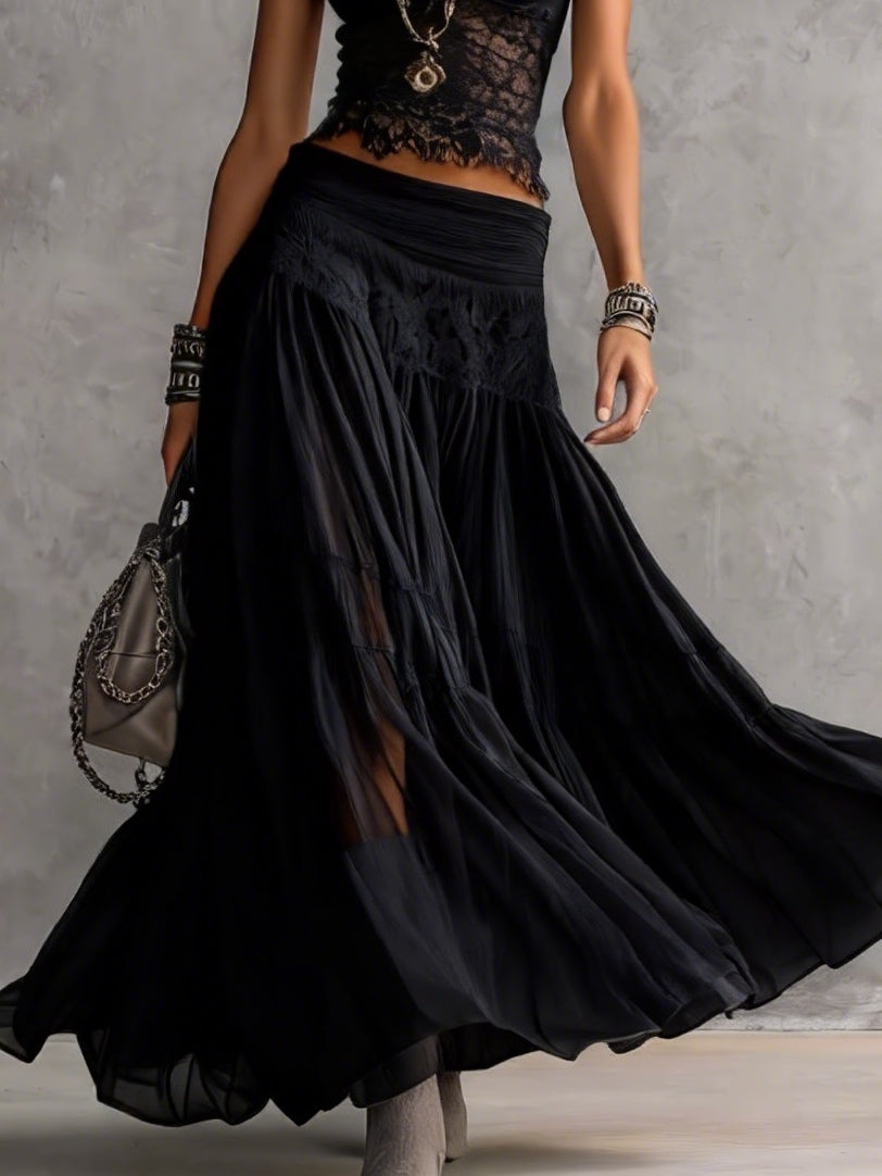 Gonna maxi nera a balze con inserti in pizzo, abbinata a top nero