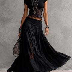 Completo nero: top corto con pizzo e gonna maxi a balze traslucide