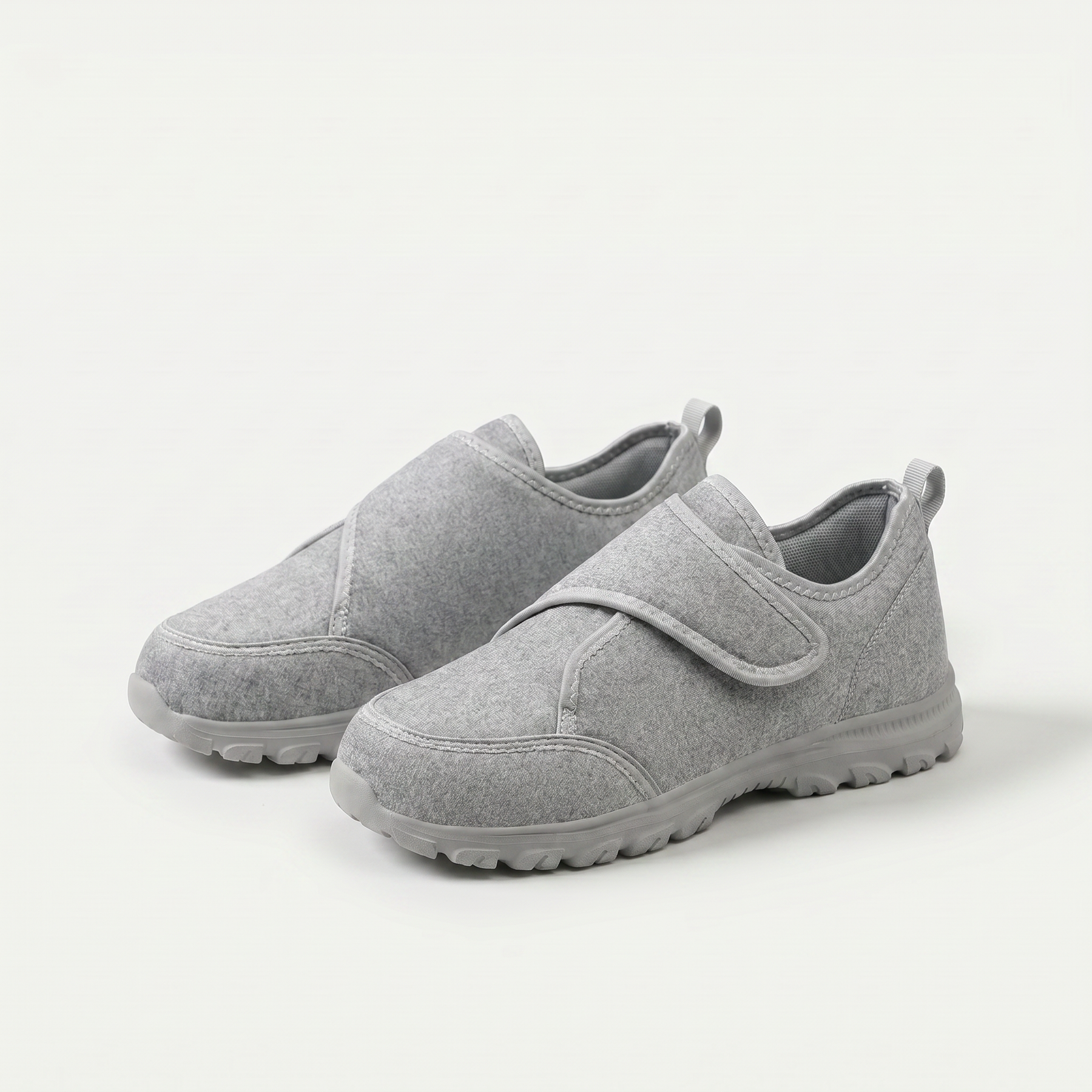 Scarpe ortopediche in tessuto grigio con cinturino a strappo e suola spessa