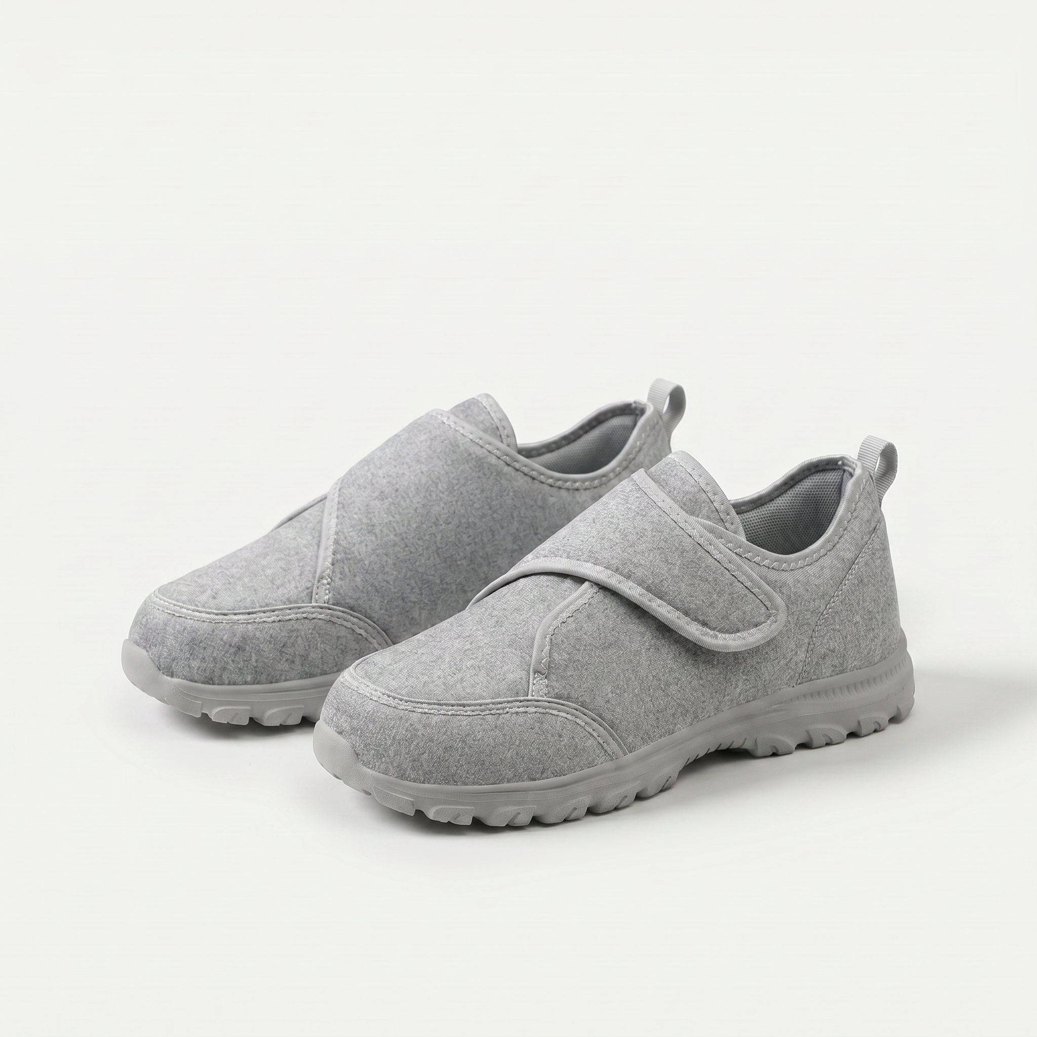 Scarpe ortopediche in tessuto grigio con cinturino a strappo e suola spessa