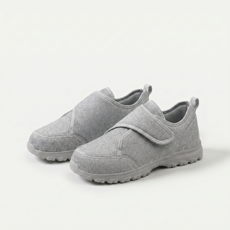 Scarpe ortopediche in tessuto grigio con cinturino a strappo e suola spessa