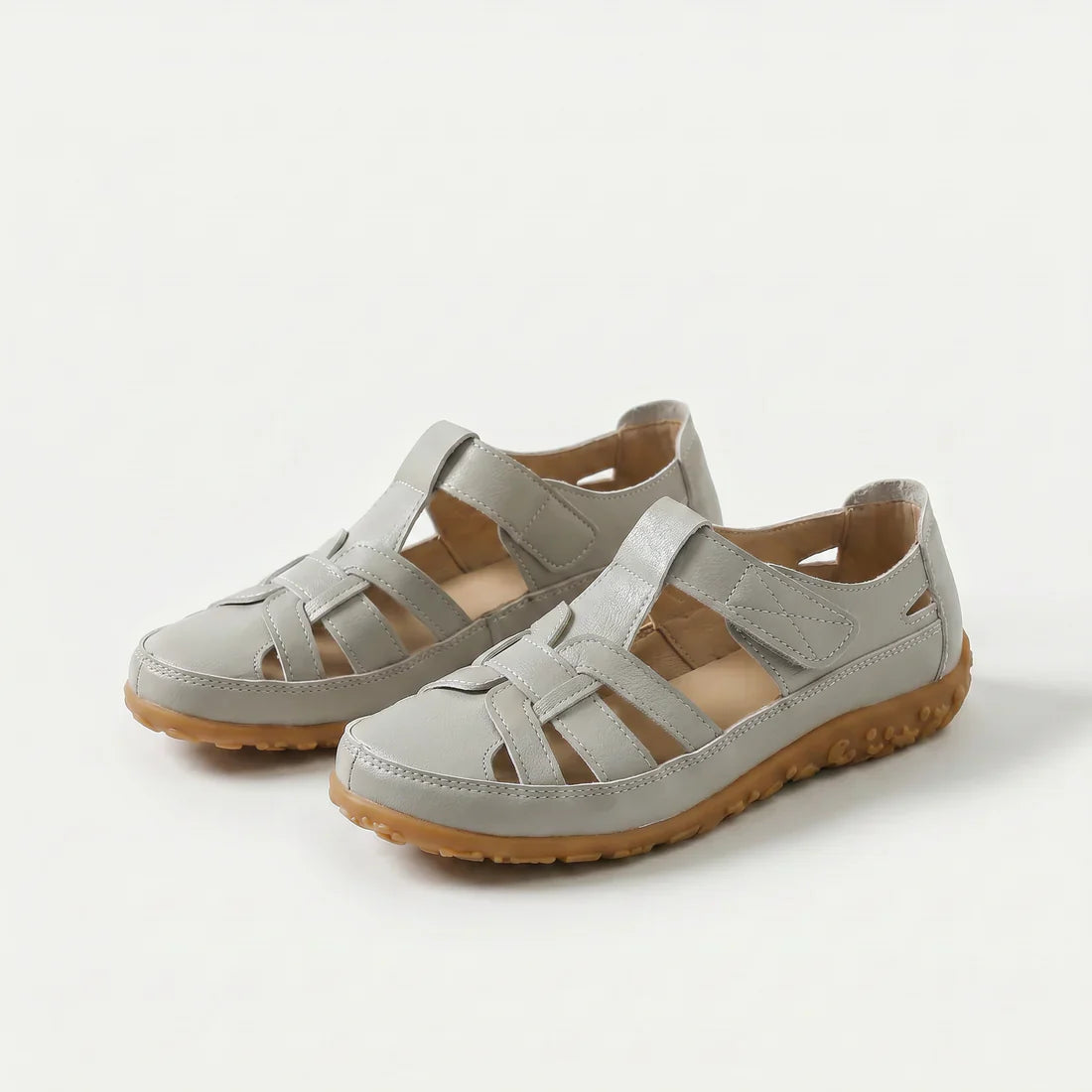 Sandali comfort grigio chiaro con cinturini incrociati e suola in gomma marrone