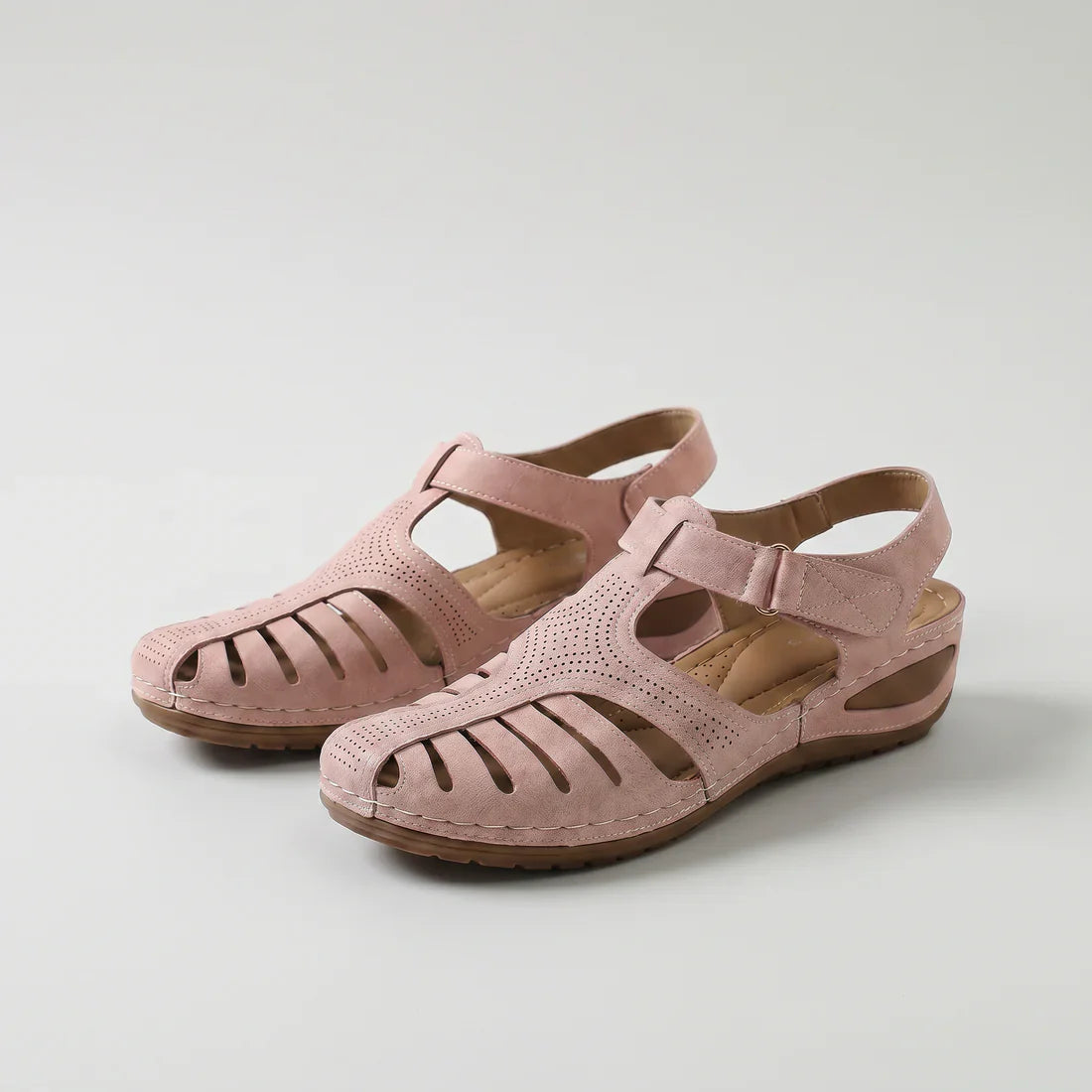 Sandali comfort con rialzo, rosa chiaro, cinturino regolabile e tomaia traforata