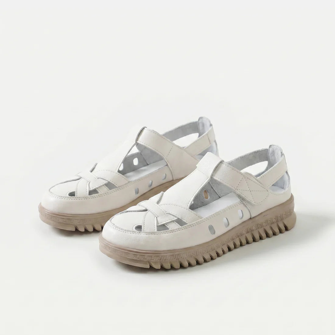 Sandali comfort Mara bianchi, suola stabile scanalata e cinturini incrociati