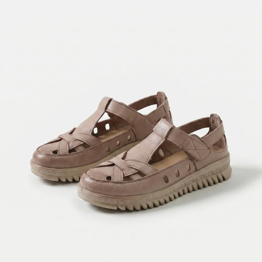 Sandali comfort Mara color talpa, suola stabile scanalata e cinturini incrociati