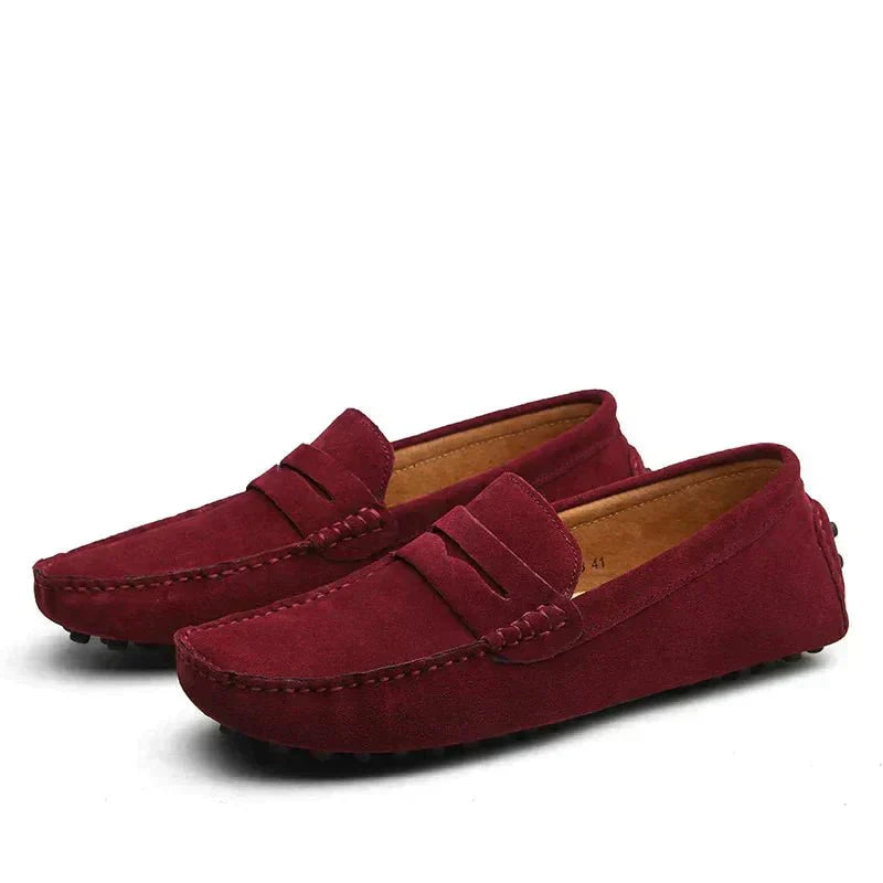 Mocassini scamosciati bordeaux con morsetto e cuciture decorative sul davanti
