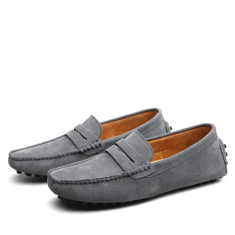 Mocassini scamosciati grigi con fibbia a nastro e cuciture lungo il profilo