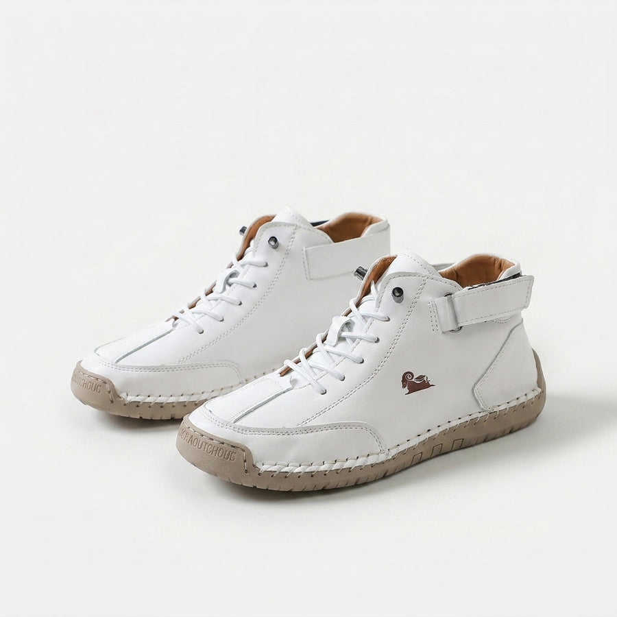 Sneaker alte bianche con lacci e cinturino al tallone, suola spessa traforata