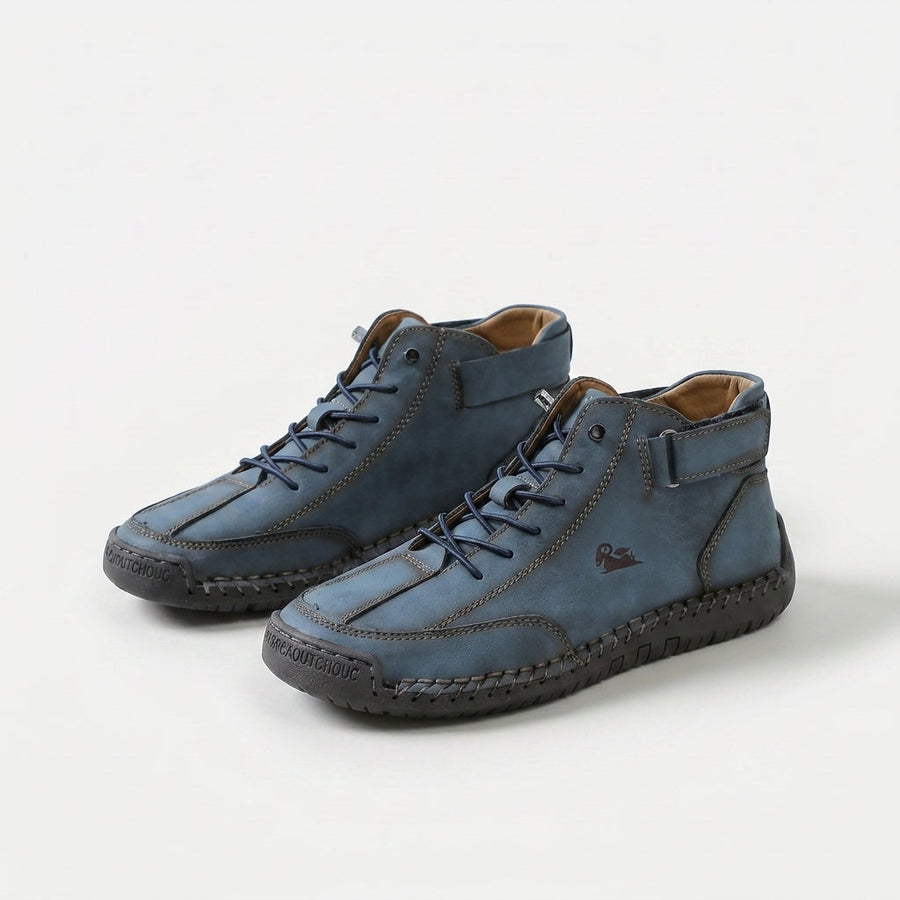 Sneaker alte blu navy con lacci e cinturino, profilo imbottito e suola spessa