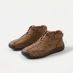 Sneaker alte marrone con lacci e cinturino al tallone, suola spessa antiscivolo