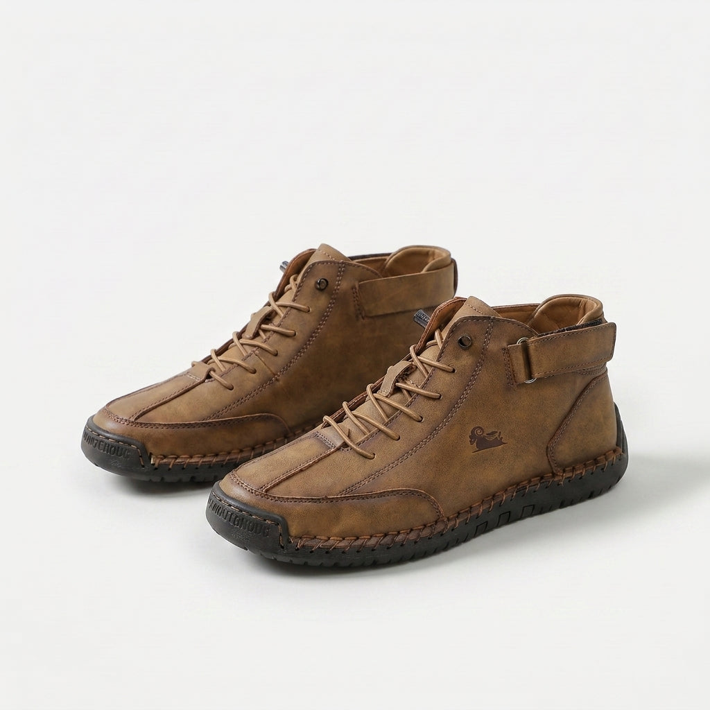 Sneaker alte marrone con lacci e cinturino al tallone, suola spessa antiscivolo