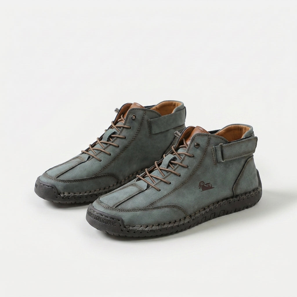 Sneaker alte verde oliva scuro con lacci e cinturino, logo ricamato e suola spessa