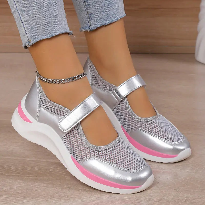Scarpe comfort argento con fascia a strappo, suola spessa bianca e bordi rosa.