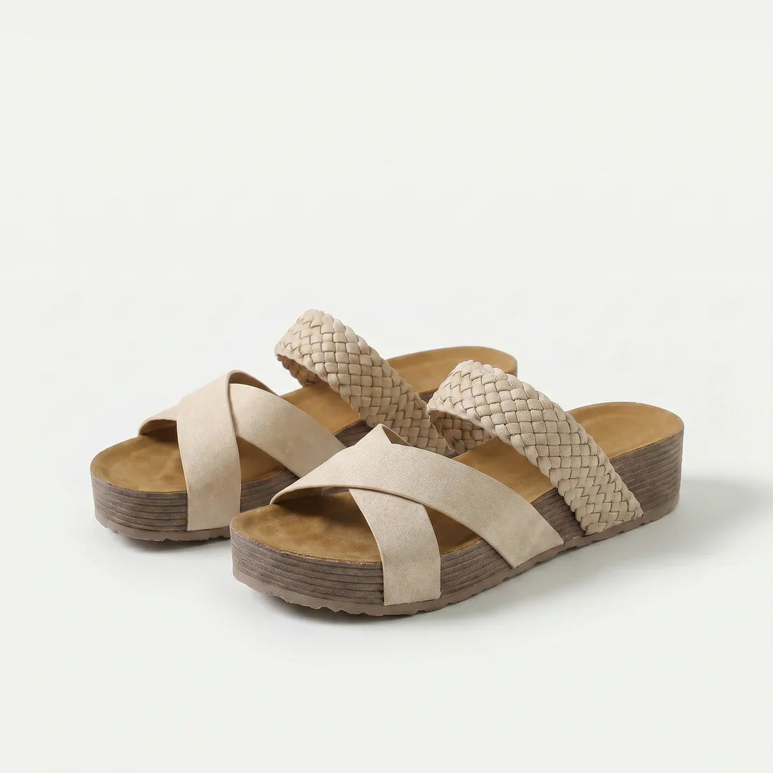 Sandali ortopedici con cinturini intrecciati beige e suola a zeppa.