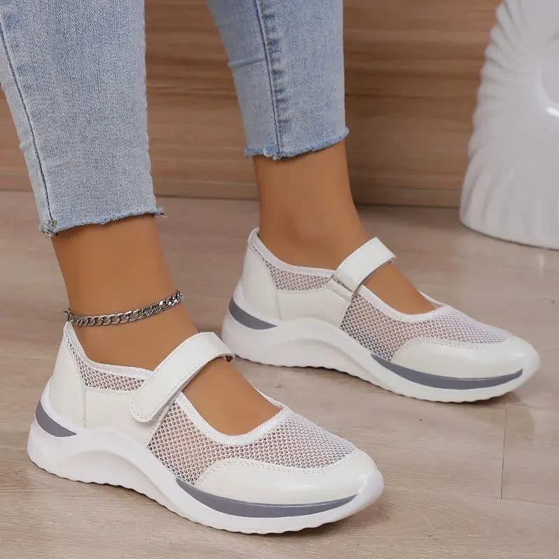 Scarpe comfort bianche con fascia a strappo e tomaia traforata, suola spessa bianca-grigia.