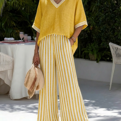 Completo giallo: top in lino con scollo a V e pantaloni a righe gialle e bianche