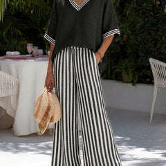 Completo da due: top in lino scuro con scollo a V e pantaloni a righe bianche e nere