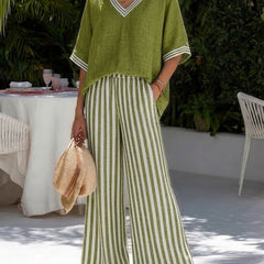 Completo verde oliva: top in lino con scollo a V e pantaloni a righe verde e bianche