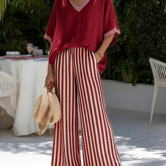 Completo bordeaux: top in lino con scollo a V e pantaloni a righe rosse e bianche