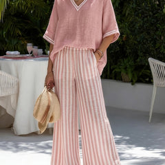Completo rosa: top in lino con scollo a V e pantaloni a righe rosa e bianche