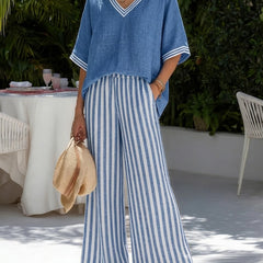 Completo blu: top in lino con scollo a V e pantaloni a righe blu e bianche