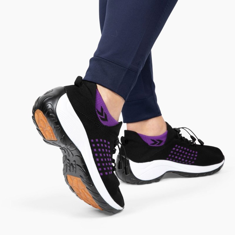 Scarpa comfort ortopedica nera con lacci e inserti viola, suola bianca.