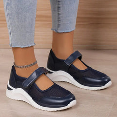 Scarpe comfort blu scuro con fascia a strappo, tomaia traforata e suola spessa bianca.