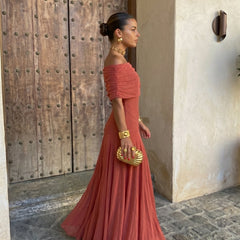 Vestito lungo monospalla drappeggiato terracotta con dettaglio manica a sbuffo
