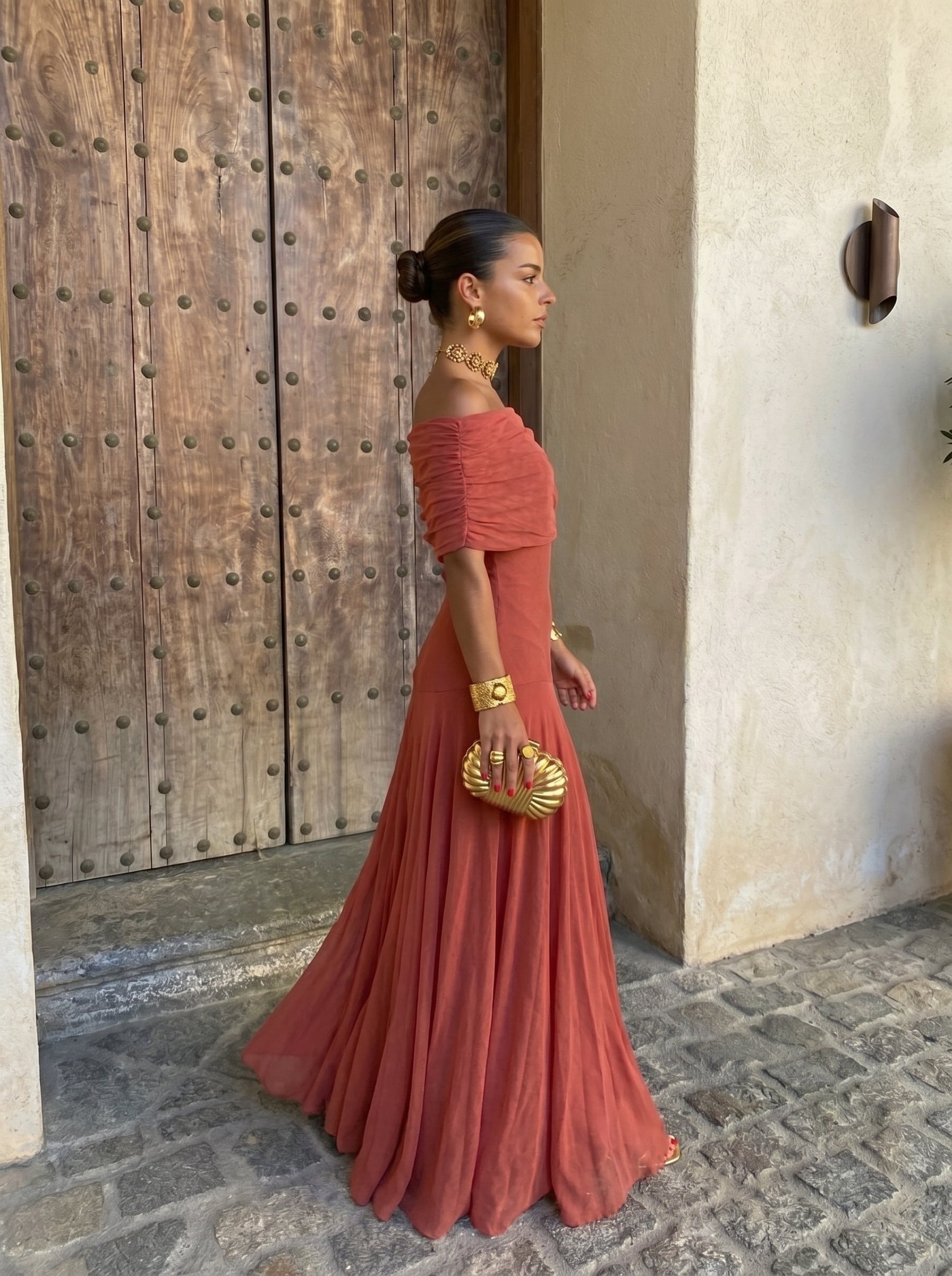 Vestito lungo monospalla drappeggiato terracotta con dettaglio manica a sbuffo