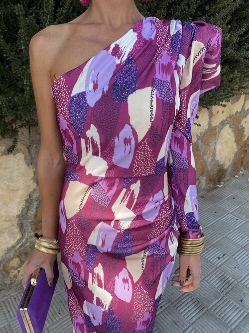 Yllana one-shoulder fitted dress with ruched waist and purple-pink abstract pattern