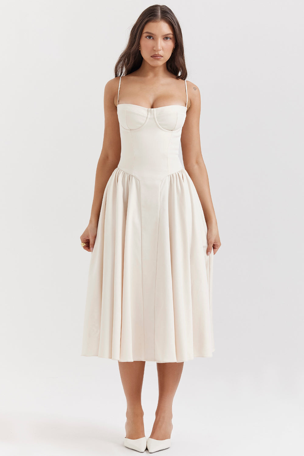 Abito corsetto crema a spalline, scollo a cuore e gonna svasata midi