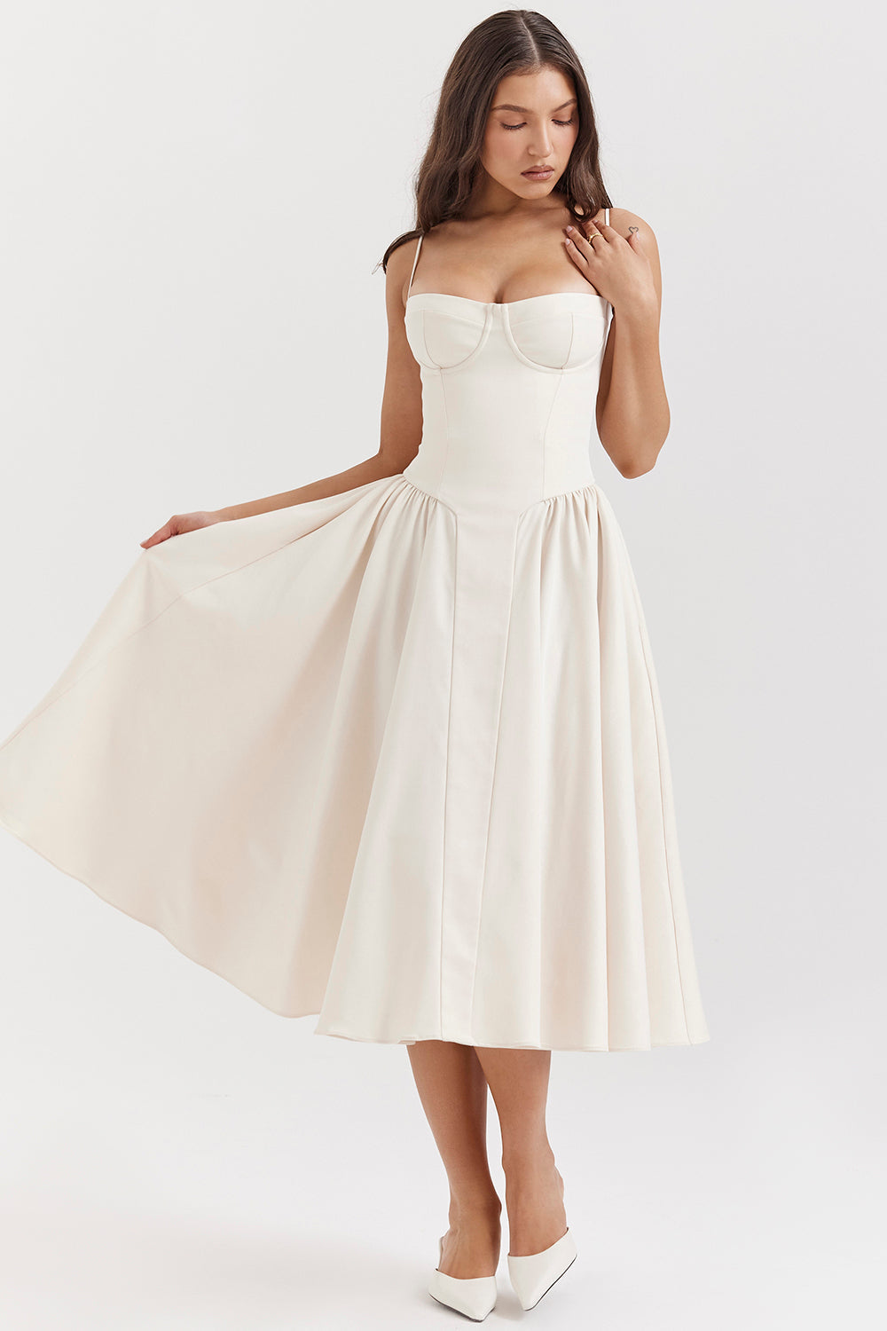 Abito corsetto crema a spalline sottili, scollo a cuore e gonna svasata midi