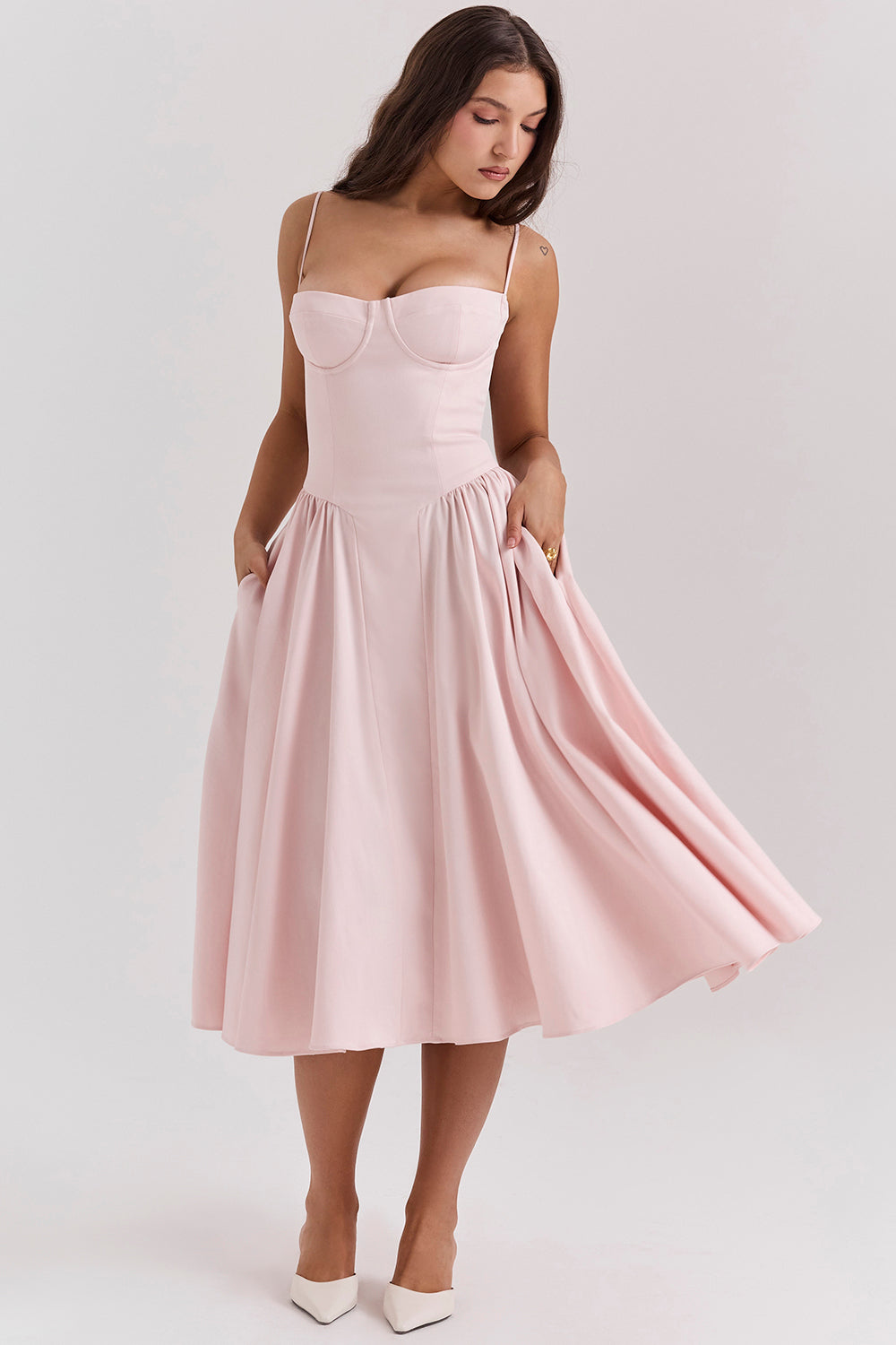 Abito corsetto rosa cipria a spalline sottili, gonna svasata midi
