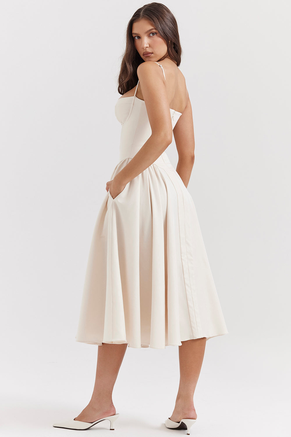 Abito corsetto crema a spalline sottili, gonna a pieghe svasata midi
